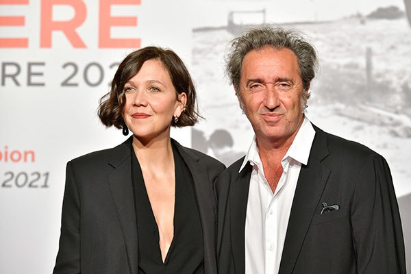 <span style='display:inline-block; background-color:#DF071E; width: 100%;padding:5px;'>Maggie Gyllenhaal et Paolo Sorrentino</span>