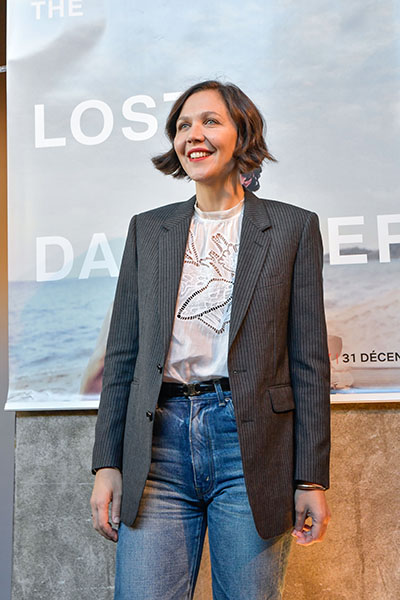 <span style='display:inline-block; background-color:#DF071E; width: 100%;padding:5px;'>Maggie Gyllenhaal</span>