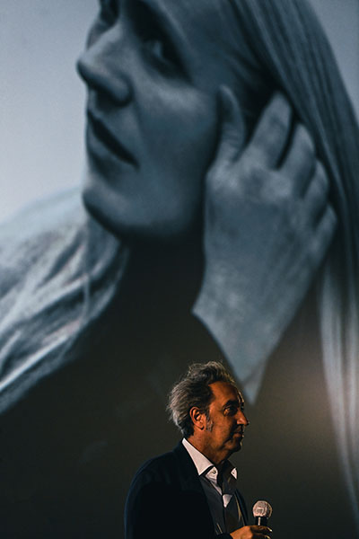 <span style='display:inline-block; background-color:#DF071E; width: 100%;padding:5px;'>Paolo Sorrentino</span>